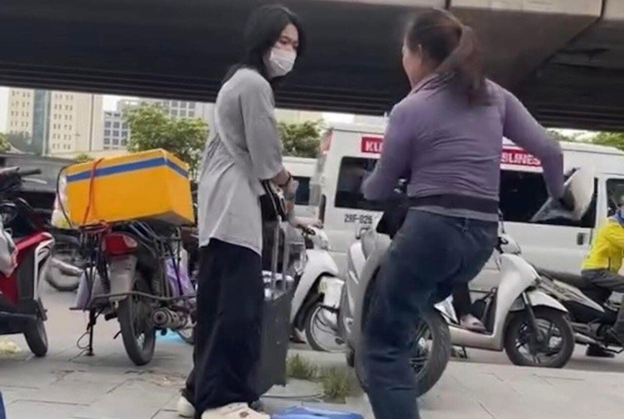 Nguoi ban tra da duoi co gai dung tren via he Ha Noi bi phat 2,5 trieu hinh anh