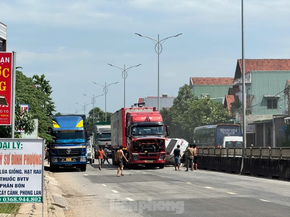 o to va cham container anh 1
