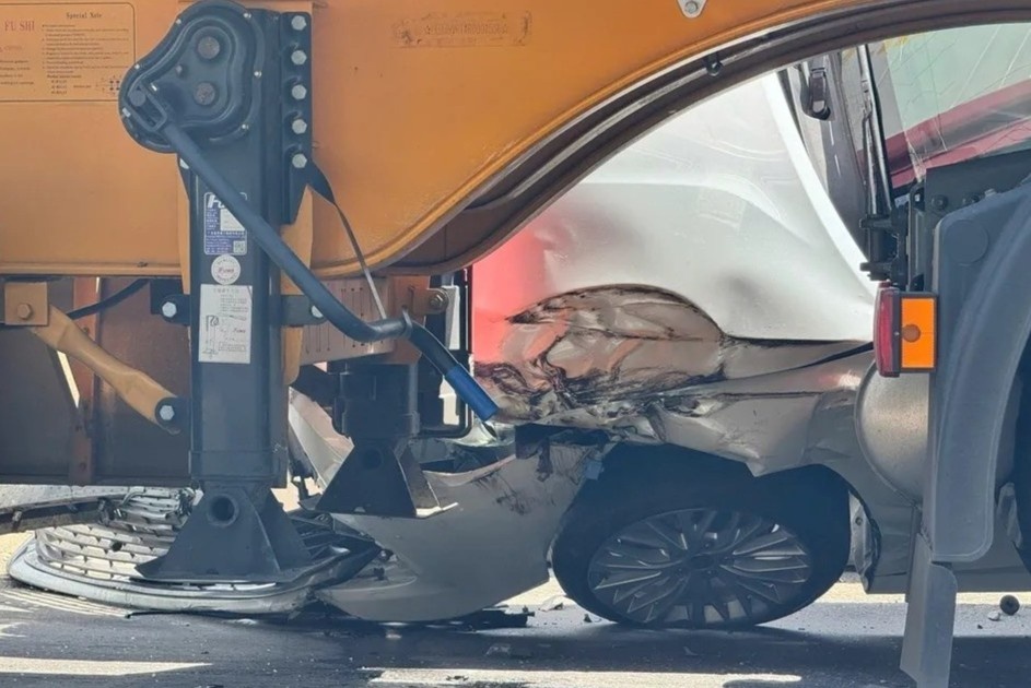 3 nguoi trong oto thoat chet sau cu va cham kinh hoang voi container hinh anh