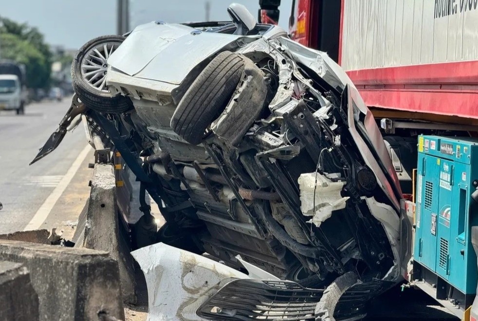 3 nguoi thoat chet sau va cham kinh hoang voi container hinh anh