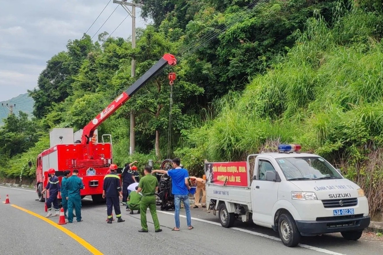 Hien truong kinh hoang tai nan o Son Tra, mot du khach tu vong hinh anh