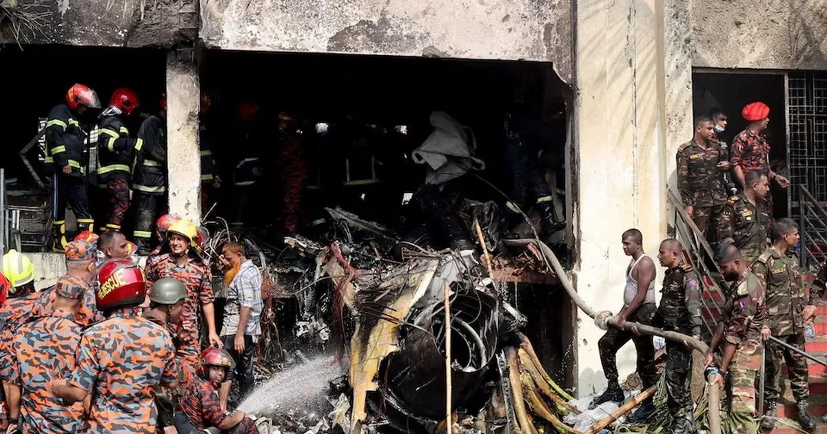 May bay quan su Bangladesh roi trung truong hoc, 19 nguoi thiet mang hinh anh