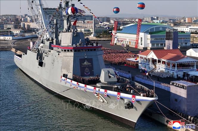 Trieu Tien tuyen bo dong them tau khu truc 5.000 tan hinh anh