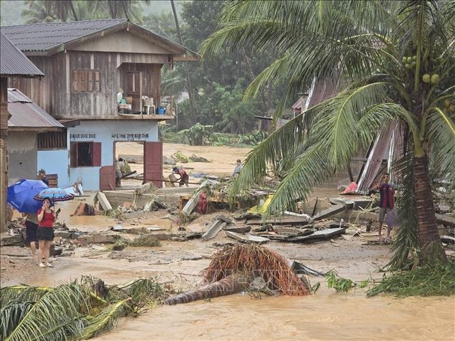 Bao Wipha gay ngap lut nghiem trong tai Lao hinh anh