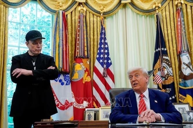 Ong Trump bat ngo de nghi ho tro Tesla hinh anh