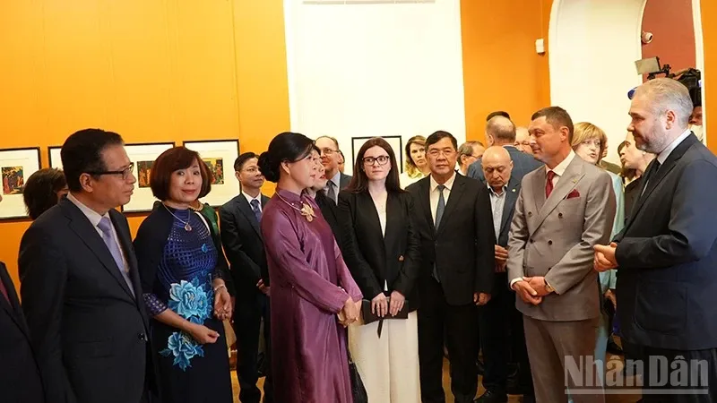 Khai mac Trien lam 'Nguoi thay - Hoc tro: Giai dieu cua hanh trinh' hinh anh