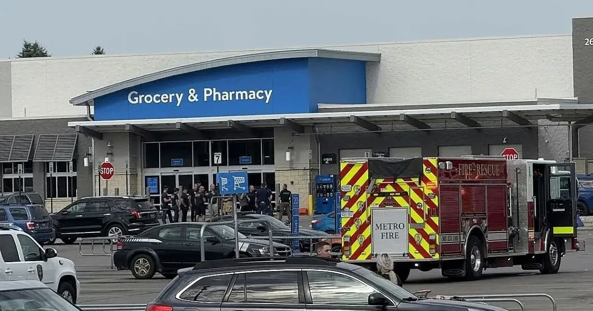 Tan cong bang dao tai sieu thi My, it nhat 11 nguoi bi dam hinh anh