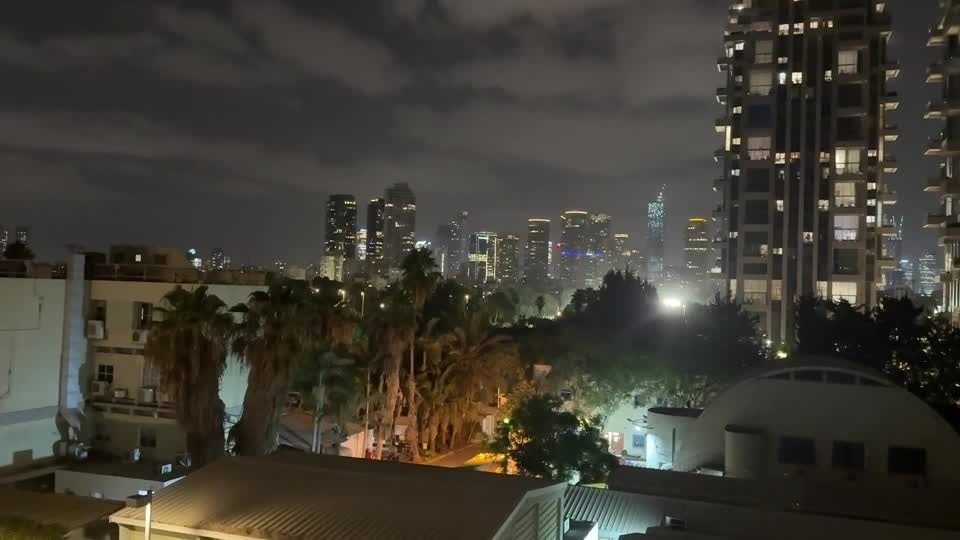 Houthi phong ten lua dan dao, nguoi dan Israel phai xuong ham tru an hinh anh