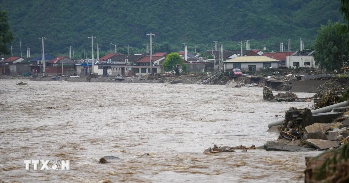 Mua bao khien 30 nguoi o Bac Kinh thiet mang hinh anh