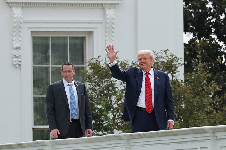 Ong Trump leo len noc Nha Trang, noi dua ve ten lua hinh anh