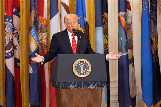 TT Trump 'doi gao nuoc lanh' vao TT Zelensky hinh anh