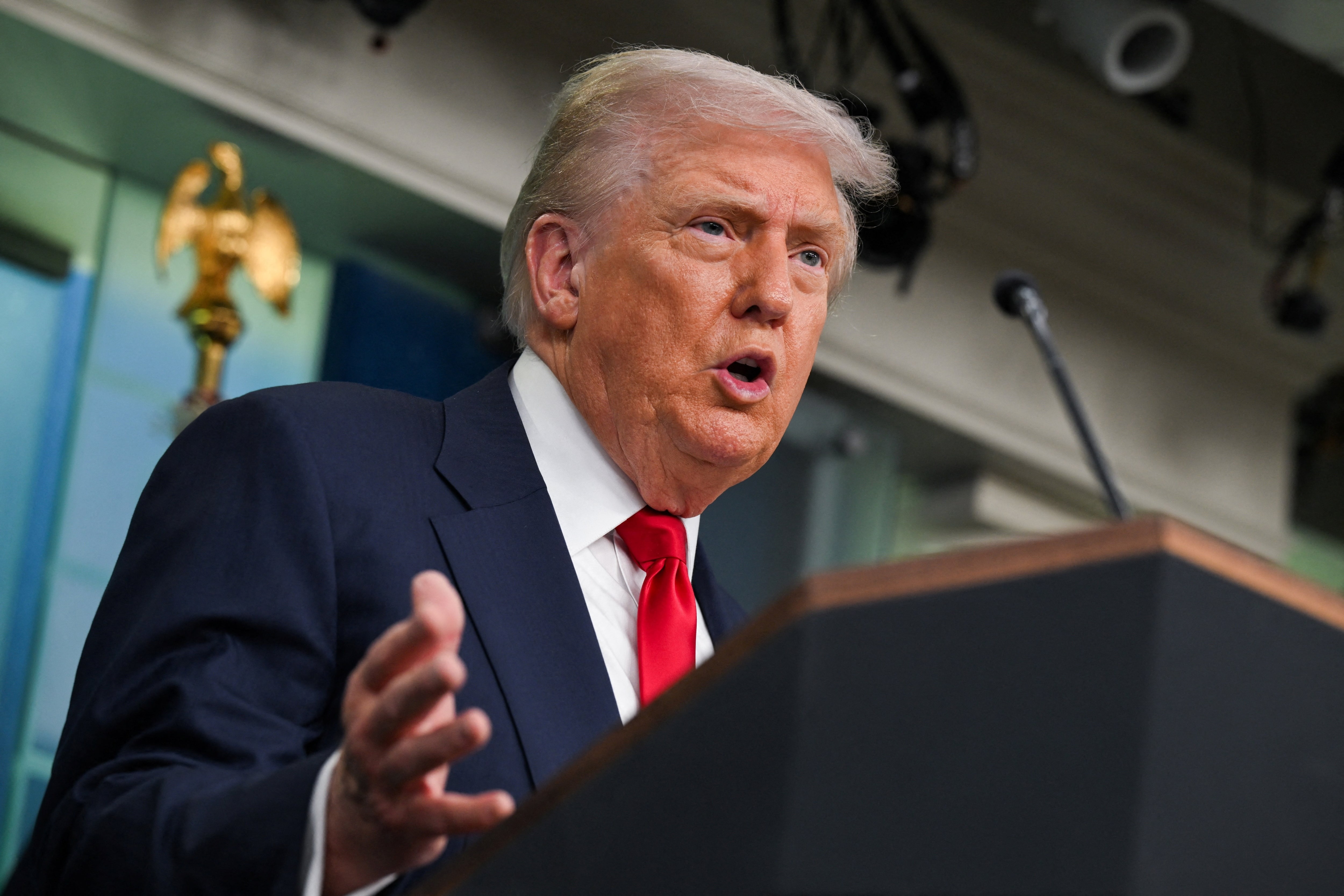 Ong Trump noi gi truoc khi gap ong Putin? hinh anh