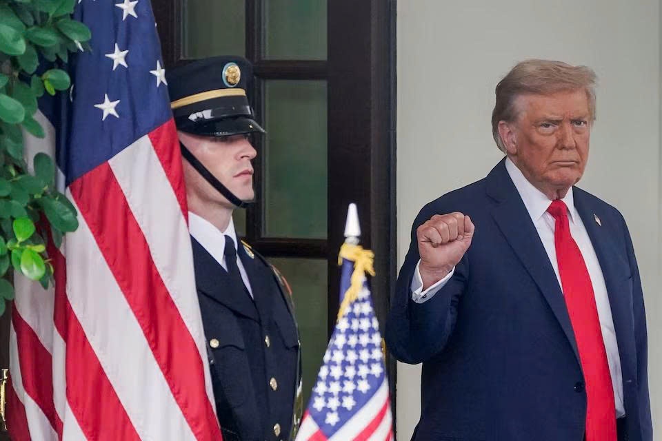 Ty le ung ho ong Trump sut hinh anh