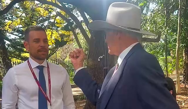 Nghi si Australia suyt danh phong vien hinh anh