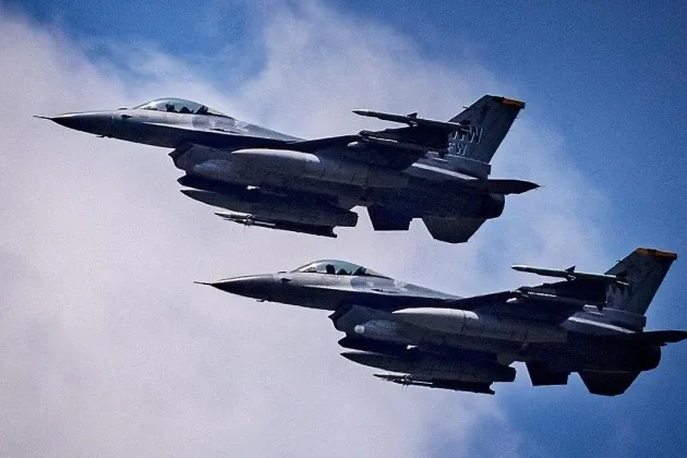 Ukraine dieu tiem kich F-16 chan cac cuoc tan cong cua Nga hinh anh