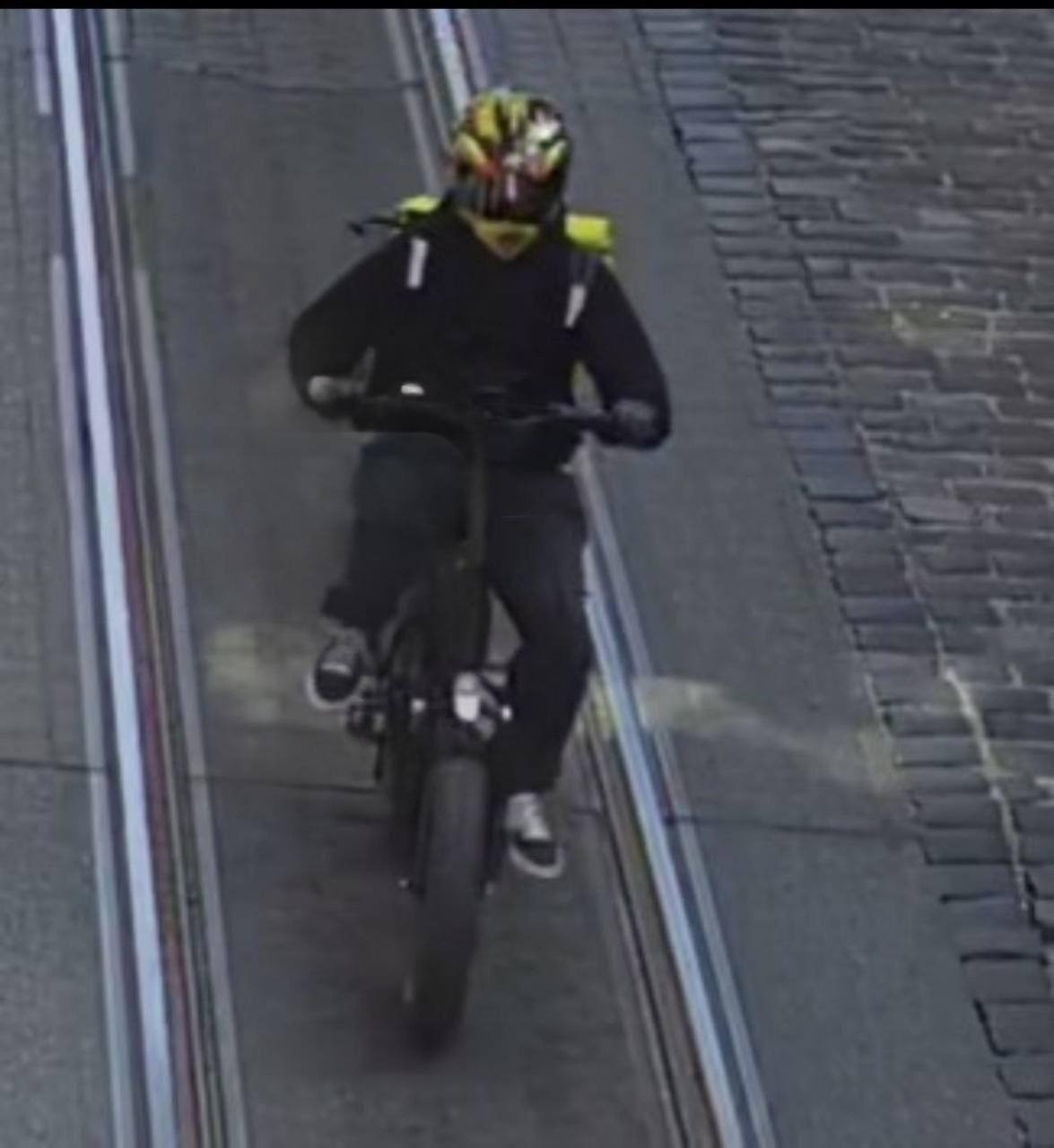 Tay sung ban guc cuu Chu tich Quoc hoi Ukraine hinh anh