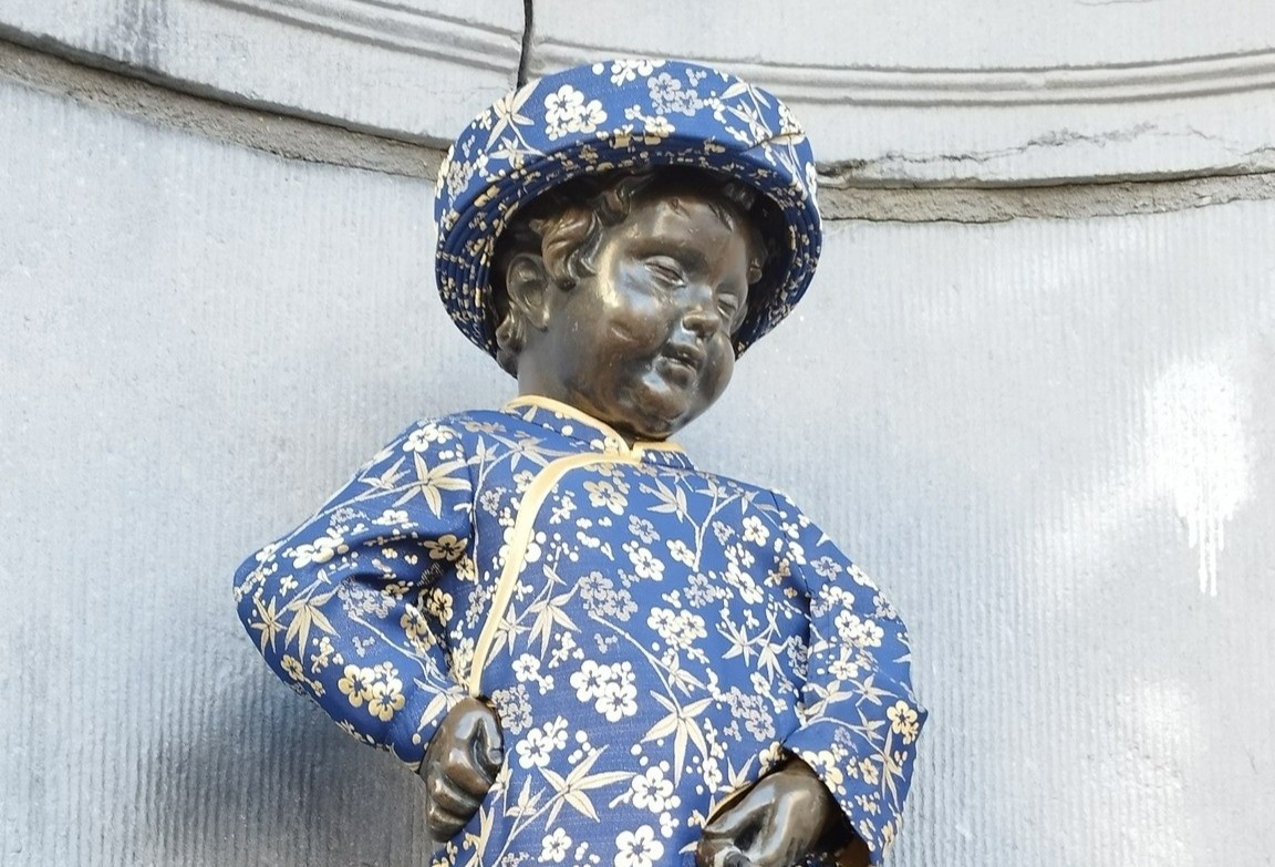 Bieu tuong tram nam cua Bi khoac ao dai Viet Nam hinh anh