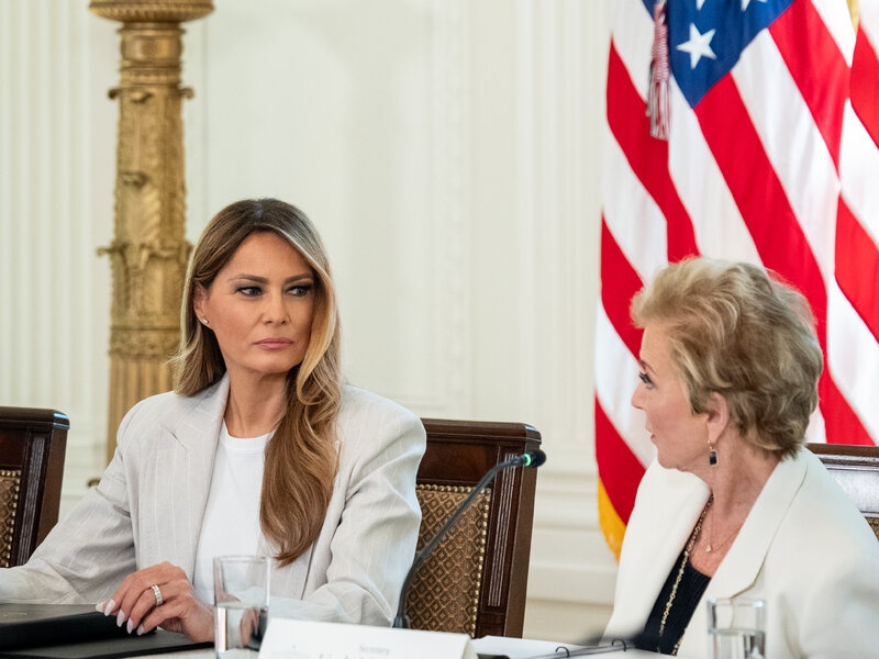 Ba Melania Trump dua ra loi canh bao cho nhan loai hinh anh