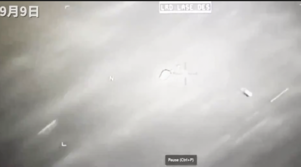 UFO bi ten lua ban trung nhung van bay tiep hinh anh