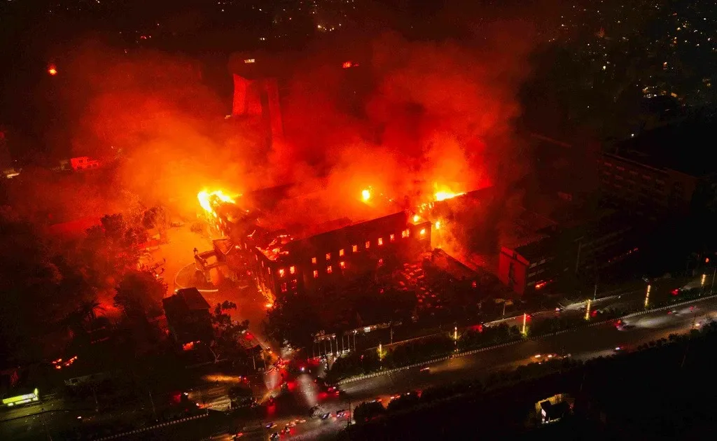 Vo cuu thu tuong Nepal thiet mang trong bien lua hinh anh