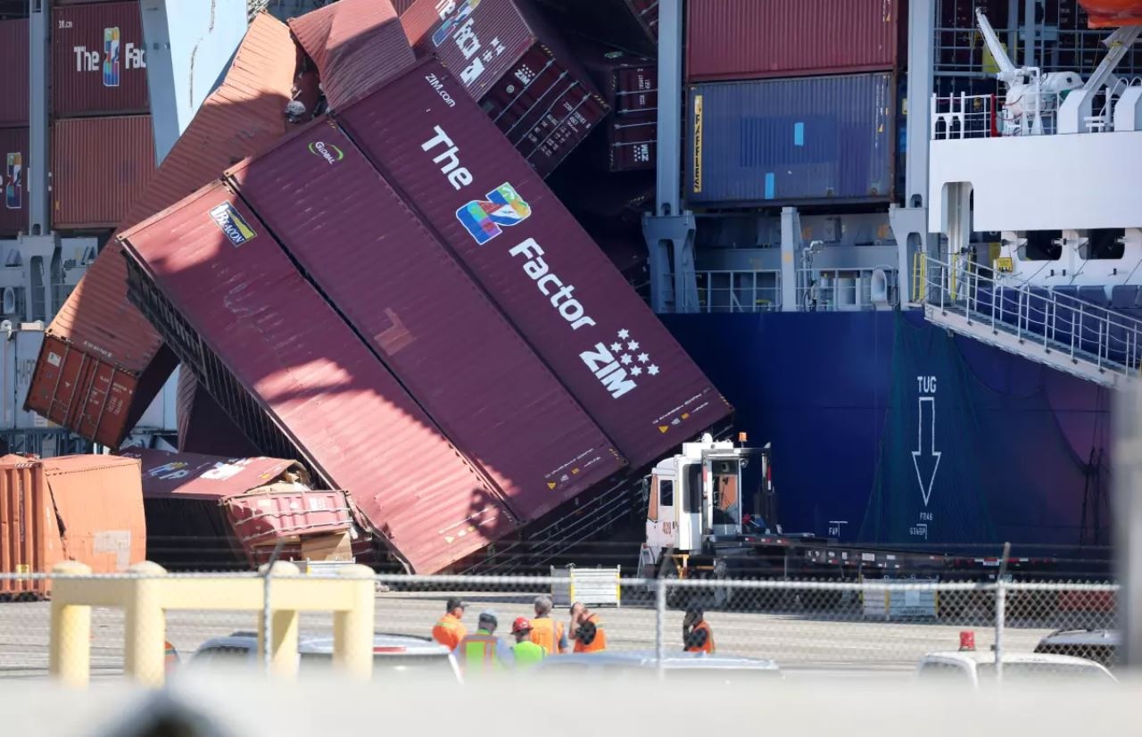 Gan 70 container roi xuong bien, cang Long Beach My hon loan hinh anh