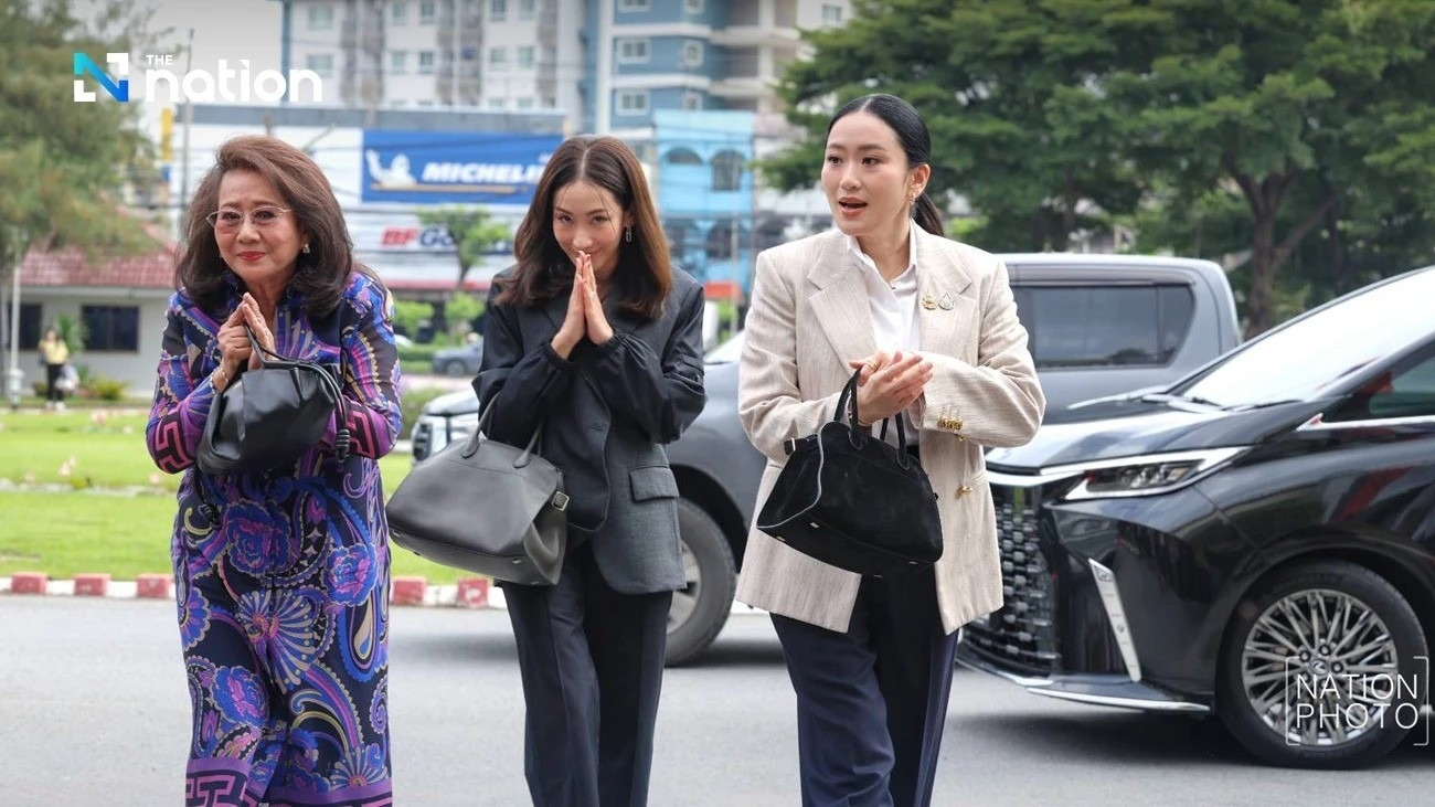 Vo cu va hai con gai den tham ong Thaksin trong tu hinh anh