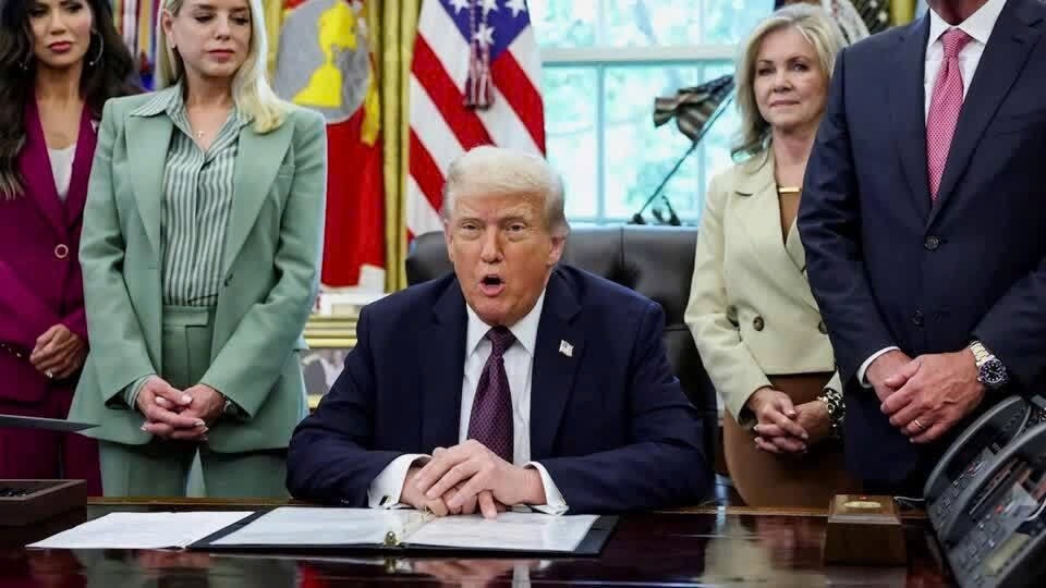 Ong Trump kien New York Times, doi boi thuong 15 ty USD hinh anh