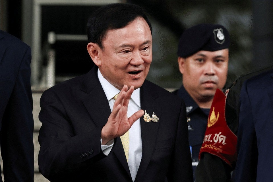 Thuc hu tin ong Thaksin mua pizza dai 6.500 can bo trai giam va ban tu hinh anh