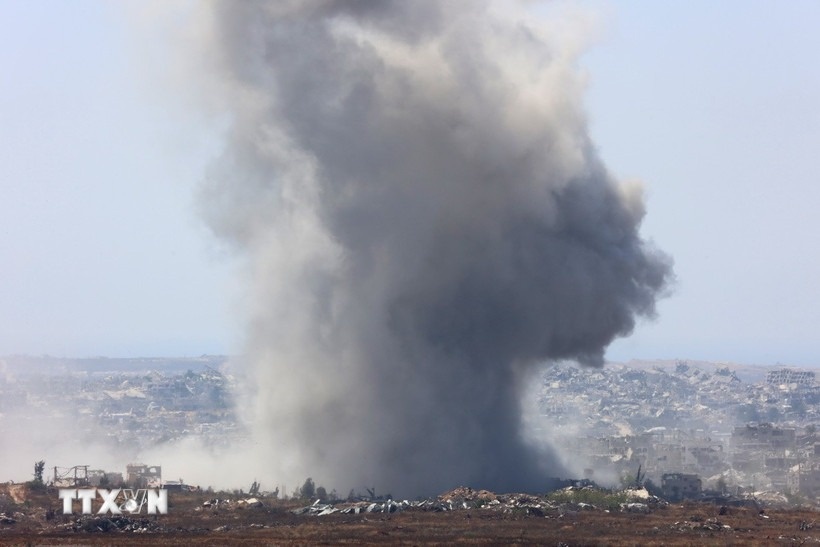 Quan doi Israel danh chan dan phao ban tu Dai Gaza hinh anh