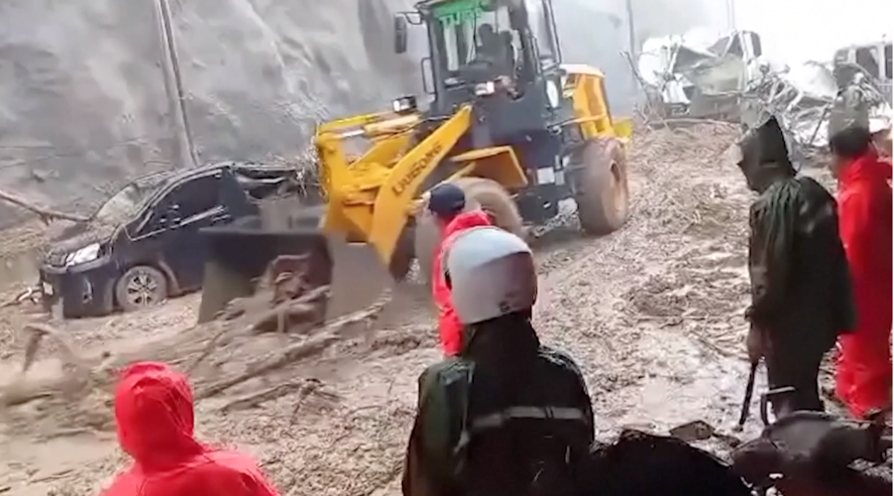 Bao Ragasa gay lo dat nghiem trong o mien Bac Philippines hinh anh