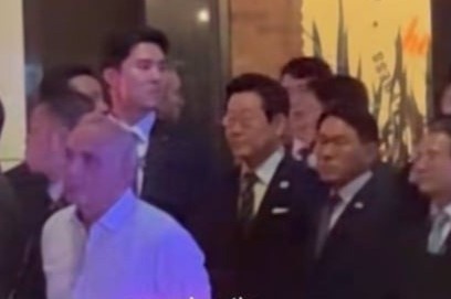 Them lanh dao quoc te 'chon chan' vi doan xe cua ong Trump hinh anh