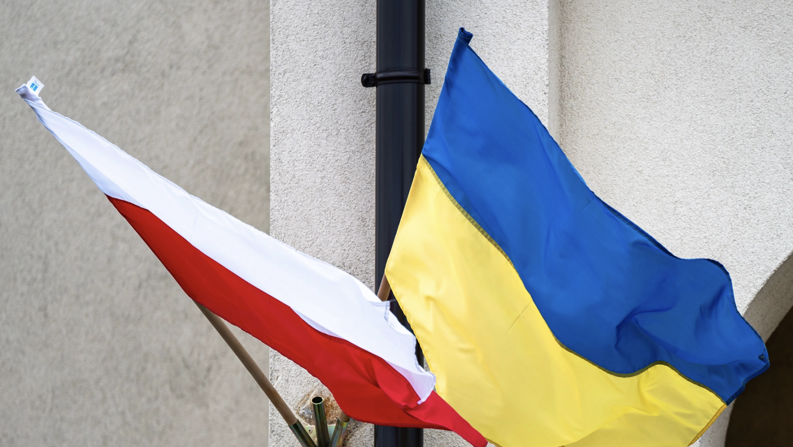 Manh ten lua lam hu hai Dai su quan Ba Lan o Kyiv hinh anh