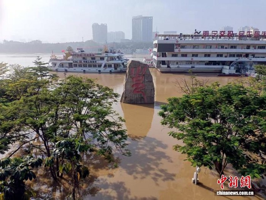 Nuoc lu dang cuon cuon, Quang Tay bao dong hinh anh