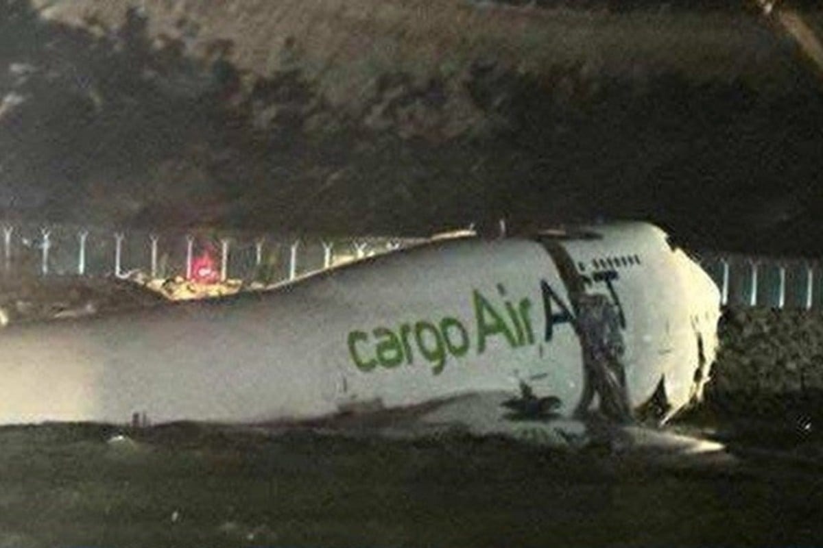 May bay truot khoi duong bang, lao ra bien o Hong Kong hinh anh