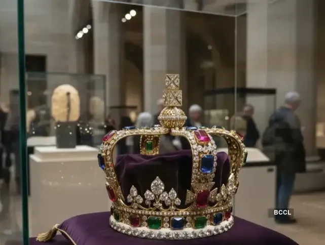 Nhom trom chi mat 4 phut de cuom bao vat tu bao tang Louvre hinh anh