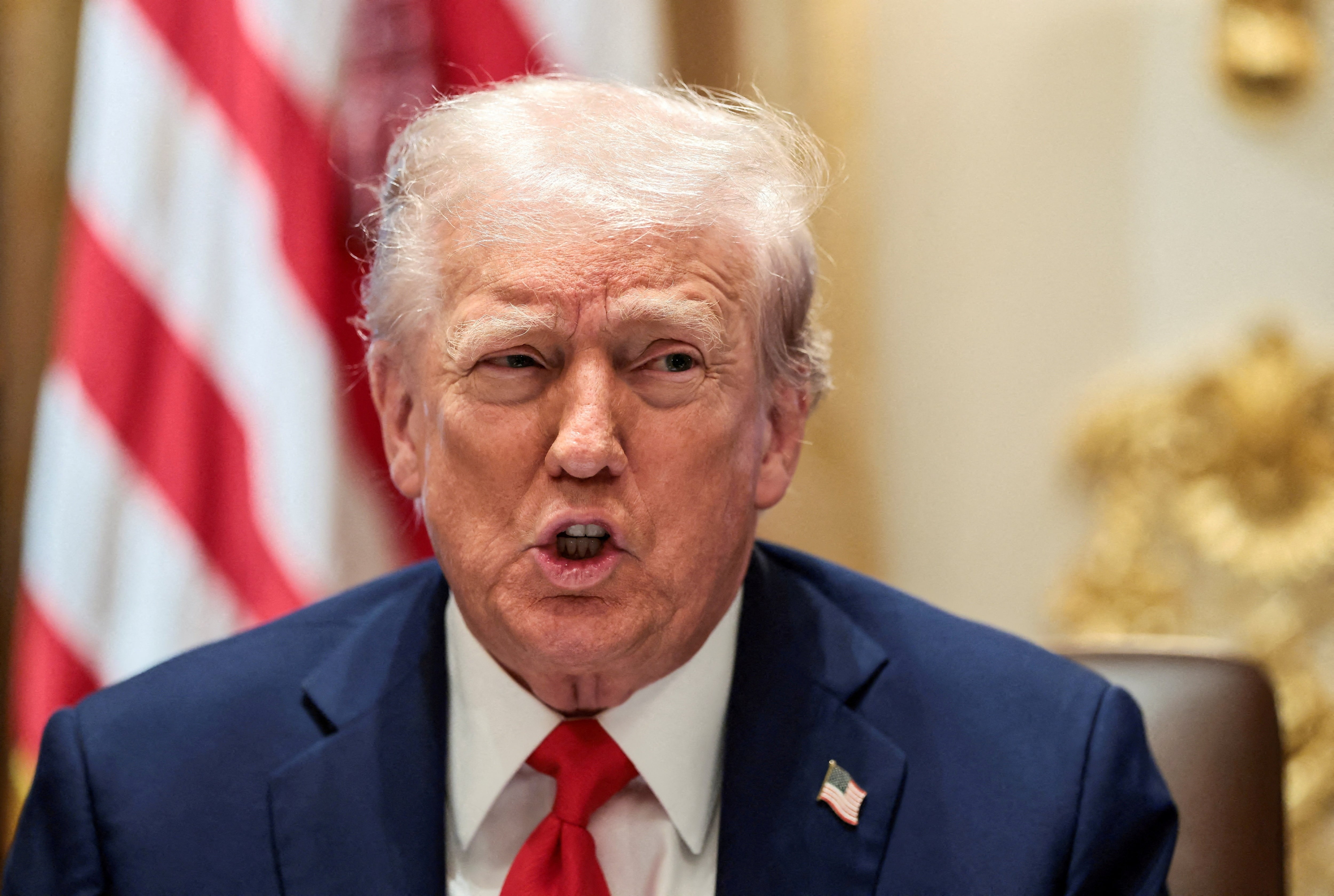 Phia sau khoanh khac 'bung no' cua Tong thong Trump voi Nga hinh anh