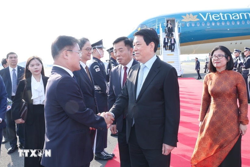 Chu tich nuoc Luong Cuong den Han Quoc, bat dau chuong trinh du APEC 2025 hinh anh