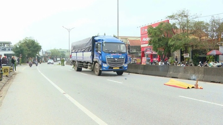 Di bo bang qua quoc lo 1, ba lao 79 tuoi bi xe tai tong chet hinh anh