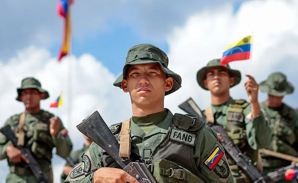 Venezuela dat quan doi trong tinh trang bao dong hinh anh