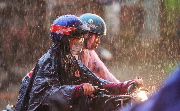 Mien Trung mua lon dien rong, mien Bac chuyen ret hinh anh