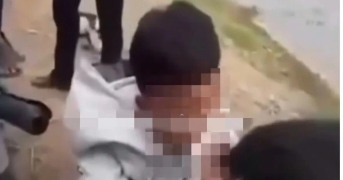 Cong an xac minh vu nam sinh bi ban danh, nhet bang ve sinh vao mieng hinh anh