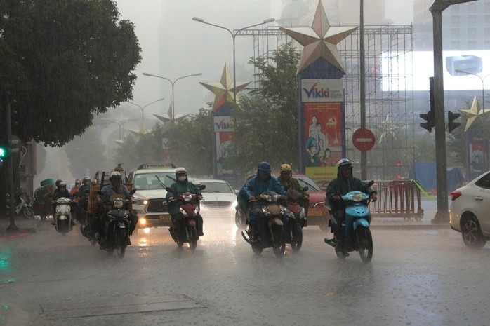 TP.HCM mua lon keo dai, troi toi mu mit hinh anh