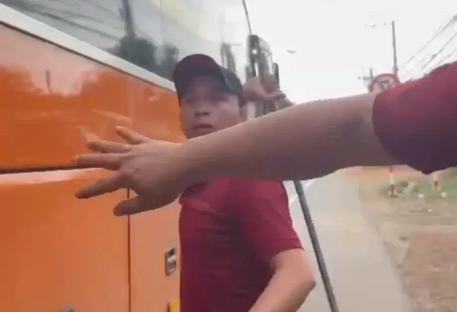 Phu xe khach cam gay de doa nguoi di duong o TP.HCM hinh anh