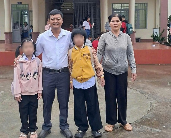 Be gai bi cha xich chan, nhot trong phong ban thiu duoc den truong hinh anh