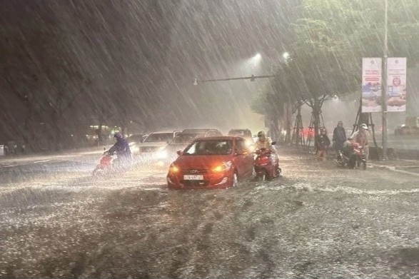 Du bao mua lon tu Quang Tri den Da Nang, Quang Ngai den Khanh Hoa hinh anh