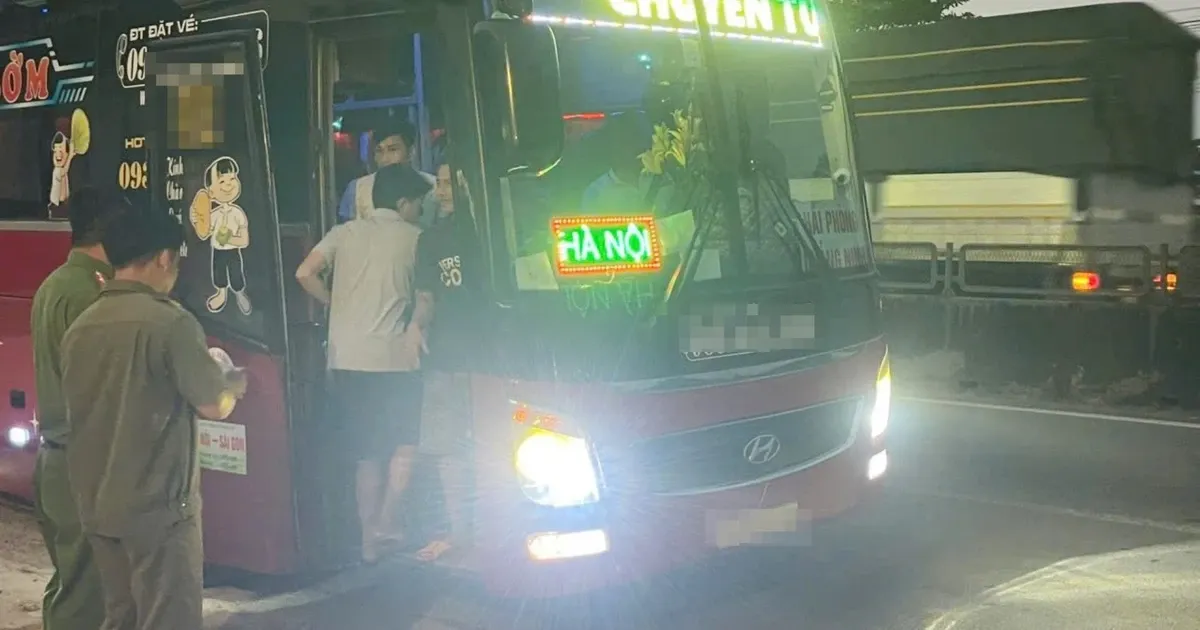 Phat hien chi tiet 'la' ven duong, nam thanh nien voi va bo tron hinh anh