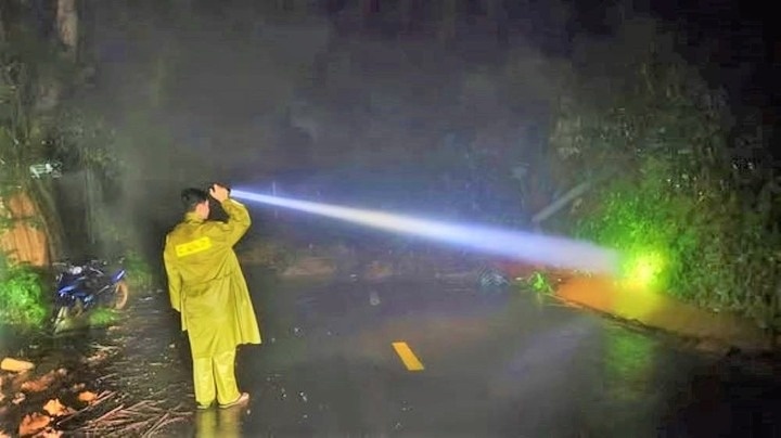 Deo noi Da Lat voi TP.HCM sat lo trong dem, cam phuong tien 2 chieu hinh anh