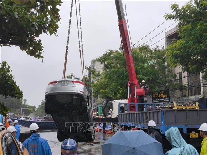 Xuat hien ho tu than giua trung tam Da Nang, 3 oto bi 'nuot chung' hinh anh