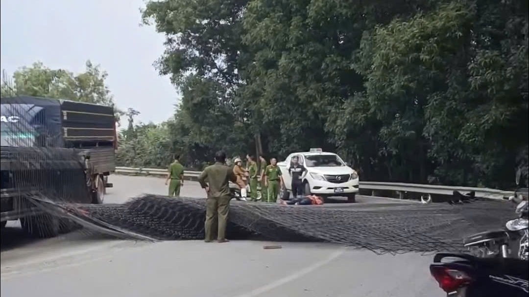 Hang chuc tan thep vang khoi xe dau keo, nhieu nguoi bi thuong hinh anh