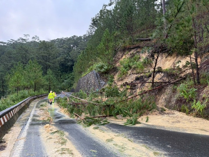 Mua lon keo dai, deo Mimosa, Prenn - duong len Da Lat tiep tuc sat lo hinh anh
